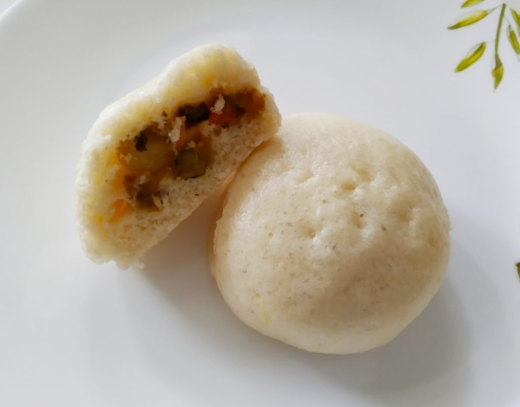 Steamed bun made with cake flour-savoury filling